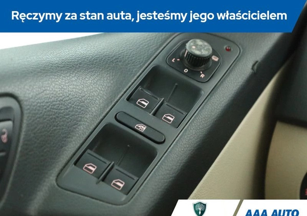 Volkswagen Tiguan cena 38000 przebieg: 233289, rok produkcji 2009 z Międzylesie małe 232